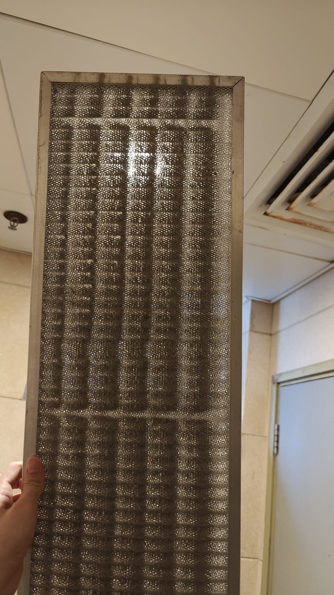 香港家居冷氣清洗前 — 積塵霉菌嚴重需深層清洗